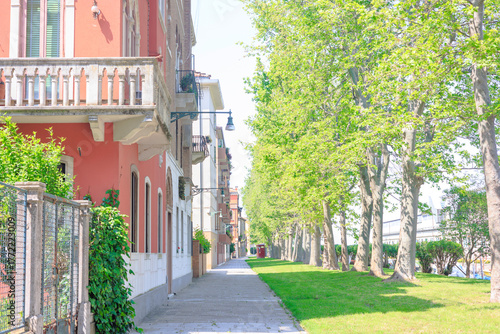 Fototapeta Naklejka Na Ścianę i Meble -  新緑のイタリアのヴェネツィアにあるサン・エレナ島のピアヴェ通り