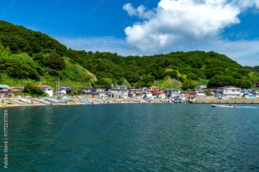Fototapeta premium 【秋田県戸賀港】自然に囲まれた静かな漁村の風景