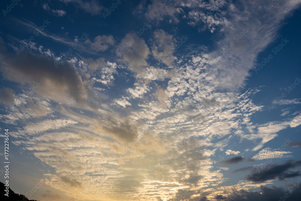 Obraz premium 秋の夕暮れに輝く空と雲29