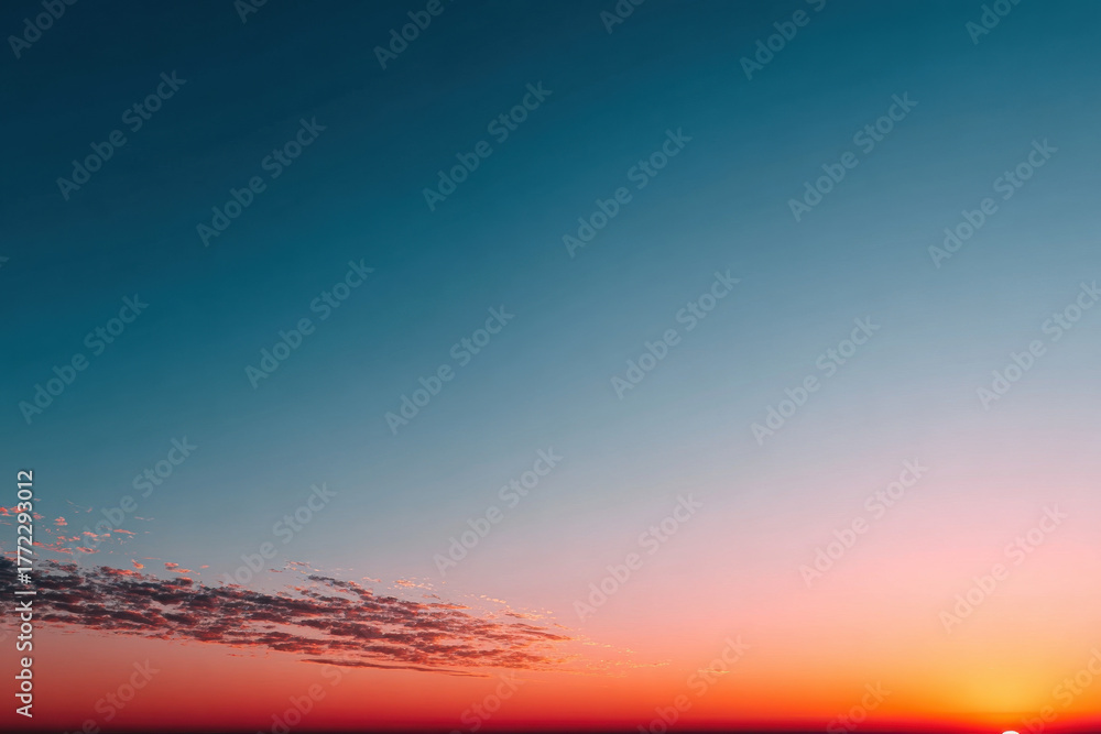 Obraz premium Sky gradient from blue to orange during sunset