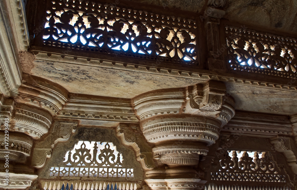 Obraz premium Decorative pillars inside Gwalior fort. Gwalior Qila, Madhya Pradesh, India.