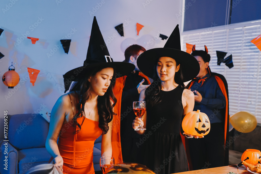 Obraz premium Joyful office Halloween party with coworkers in costumes, celebrating with drinks and laughter, fostering teamwork and festive spirit