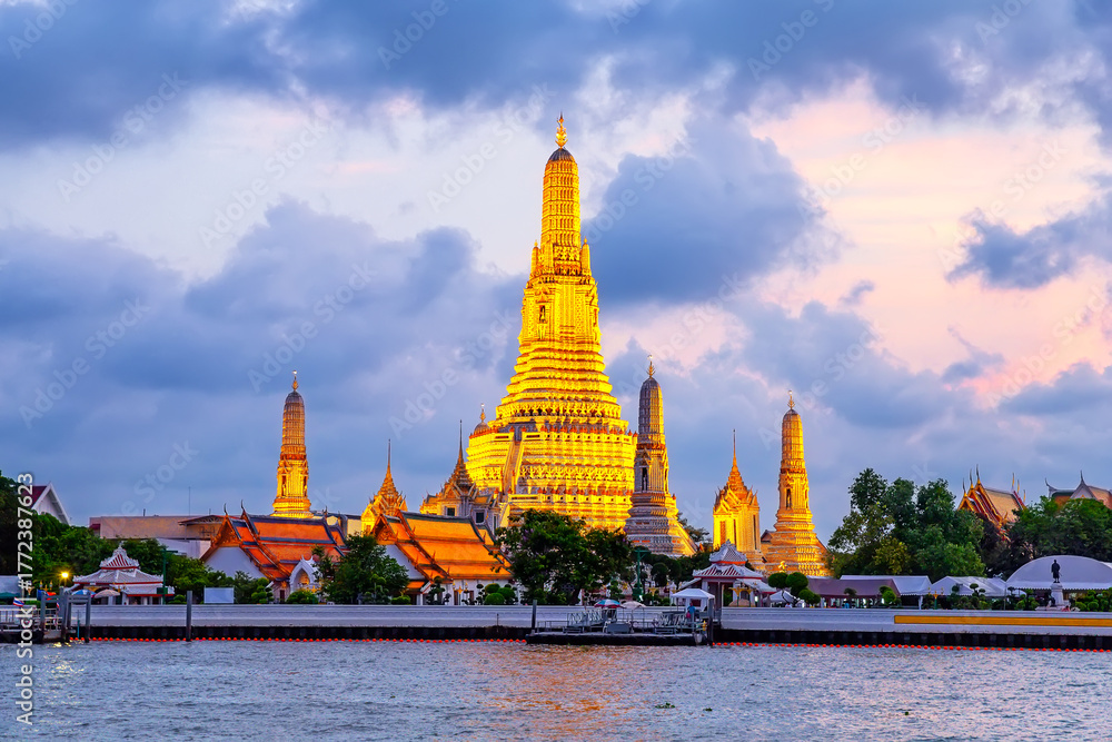 Obraz premium Amazing Wat Arun Temple at sunset in Bangkok Thailand. Wat Arun Ratchawararam at sunset (Temple of Dawn) famous tourist destination in Bangkok, Thailand.