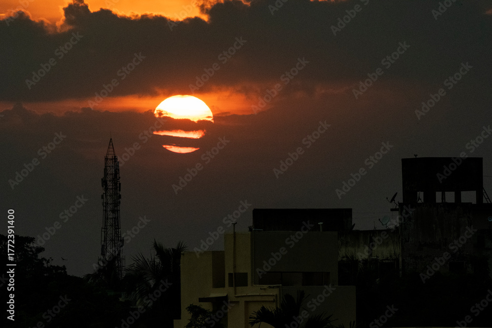 Obraz premium Golden Sunset Sky with Dramatic Clouds and Warm Radiant Light