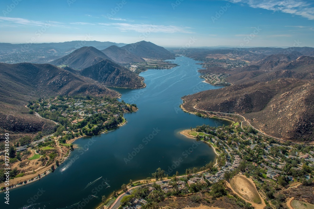 Obraz premium Stunning Aerial Perspective of Lake Hodges and Bernardo Mountain in Rancho Bernardo, California â€“ A Scenic Destination for Hiking and Water Activities