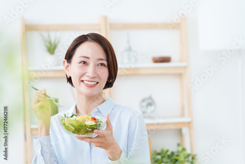 サラダを食べる女性