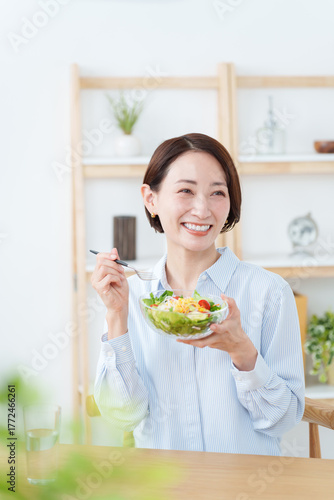 サラダを食べる女性
