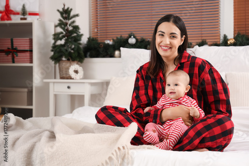 Young mother and cute littl...