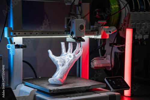 Obraz na płótnie 3D printer creating prosthetic hand prototype