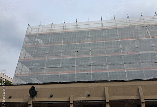 Lavori in corso nel cantiere edile in città in estate - costruire un nuovo condominio o ristrutturarlo