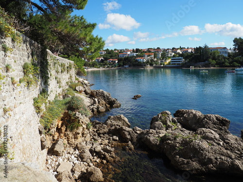 Krk ist die größte und bedeutendste Stadt sowie Kurort und Hafen in der gleichnamigen Bucht an der Westküste der gleichnamigen Insel Krk
