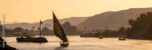 Cuadro en lienzo Felucca (traditinal egyptian sailing boat) on the Nile river at sunset in Aswan,