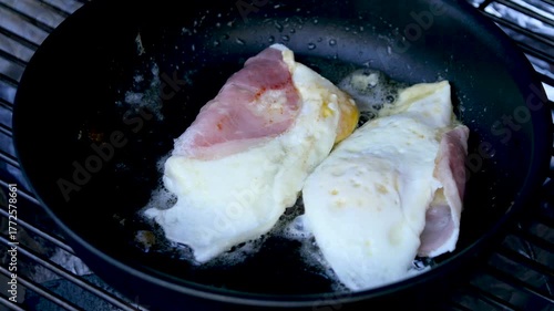 キャンプの朝食にフライパンで焼くハムエッグ