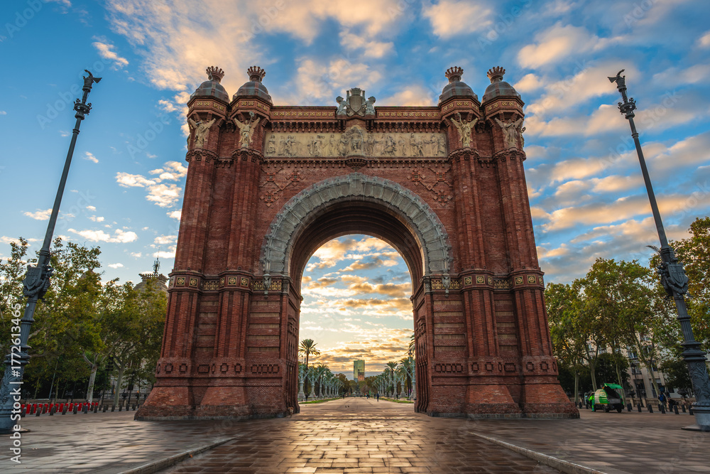 Obraz premium The Arc de Triomf, a memorial arch in Barcelona, Catalonia, Spain