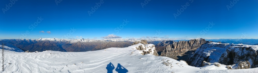 Obraz premium winter hiking in dolomiti di brenta italy 