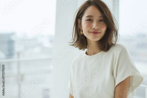 午後の光に包まれて ― 柔らかく微笑む女性の顔 Free Download 午後の光に包まれて ― 柔らかく微笑む女性の顔 - GFXLoad