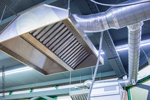 Foto Stainless steel exhaust hood with grease trap close-up in a large industrial kit