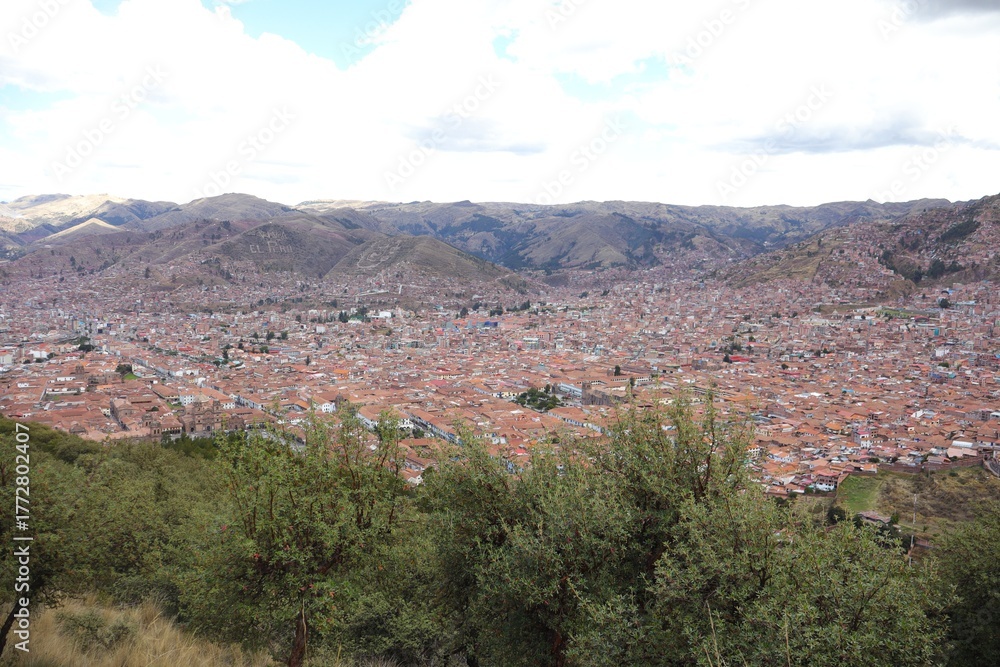 Obraz premium Smiling Traveler Enjoying a Sunny Day in Cusco