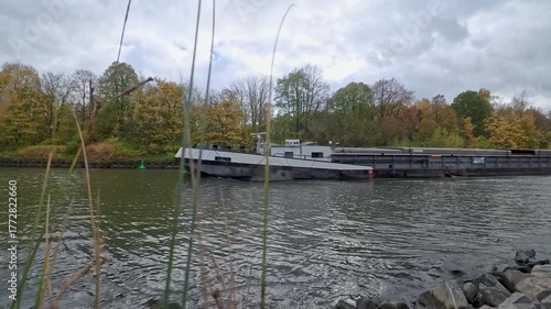Transportschiff auf einem Kanal im Ruhrgebiet bei herbstlichen Wetter
