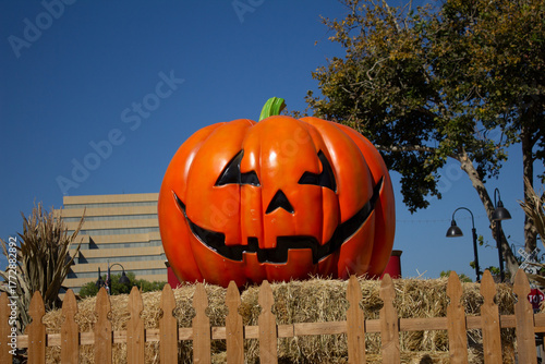 Calabaza gigante de halloween color naranja sobre base de paja