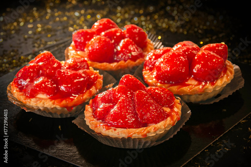 pâtisserie individuelle,4, tarte, fraise, dorée, fond noirn fête, dessert, 