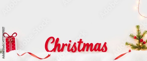 Minimalistische Weihnachtsszene mit rotem Schriftzug Christmas Geschenkband und kleiner Tannendeko im Schnee Generative KI