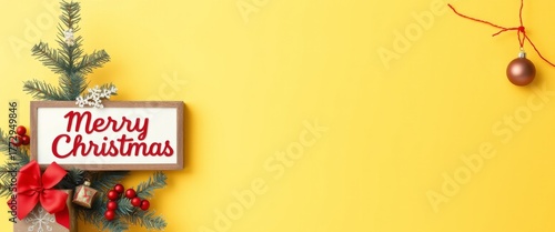 Weihnachtliches Arrangement mit Tannenzweig roter Schleife und Schild Merry Christmas auf gelbem Hintergrund Generative KI
