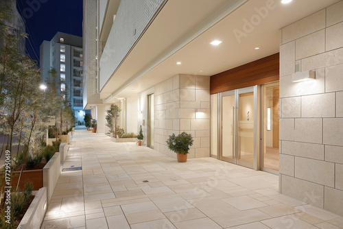 高級マンションのエントランス ― 夜の明かりに照らされた上質な外観