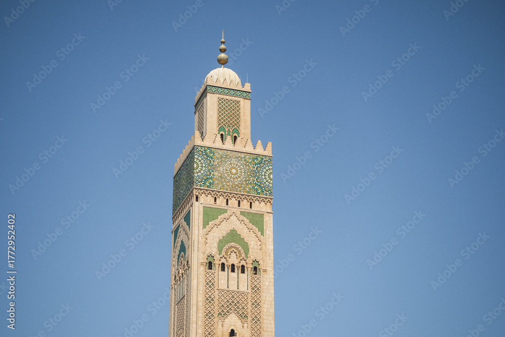 Fototapeta premium Hassan II mosque and its minaret, in the city of Casablanca, Morocco