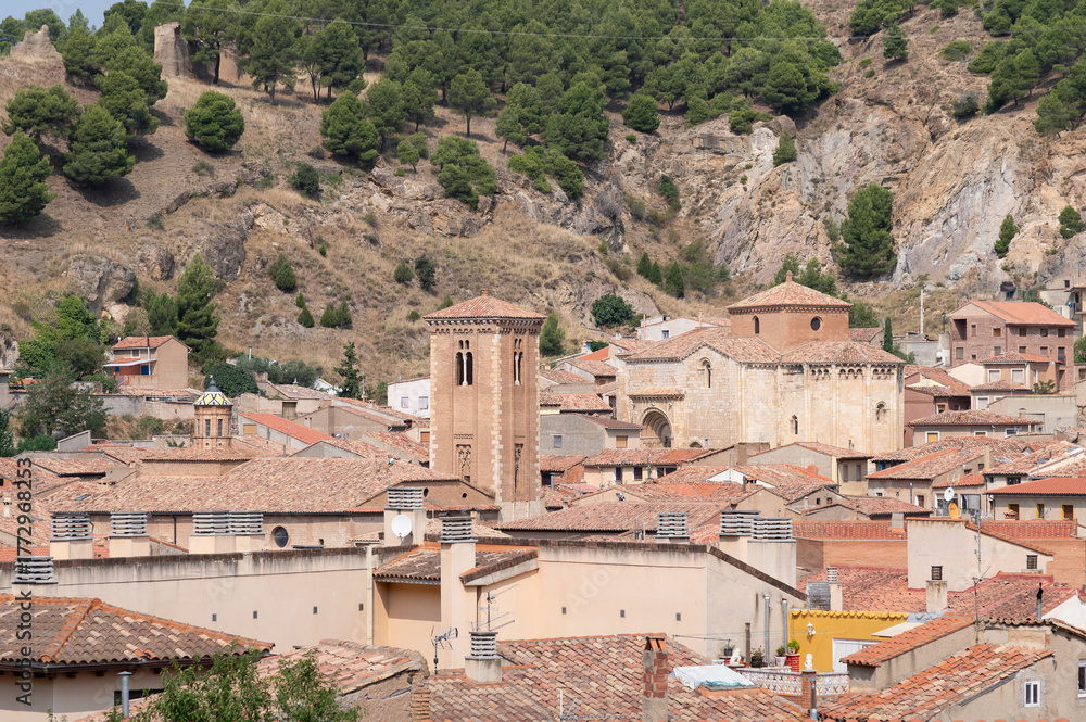 Naklejka premium Daroca, panoramica casco antiguo con la iglesia de San Miguel y Sto Domingo, Zaragoza, Aragon, España. 