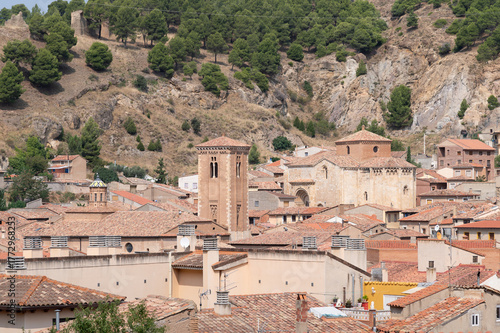 Daroca, panoramica casco antiguo con la iglesia de San Miguel y Sto Domingo, Zaragoza, Aragon, España. 