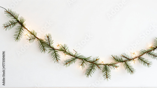 Tannengirlande mit dezenter Lichterkette isoliert auf weißem Hintergrund