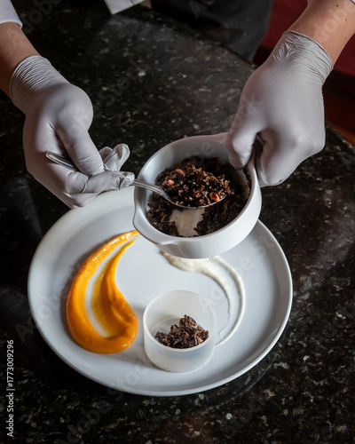 Salmón preparado por un cocinero en un restaurante