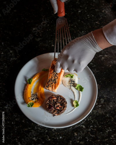 Salmón preparado por un cocinero en un restaurante