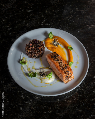 Salmón preparado por un cocinero en un restaurante
