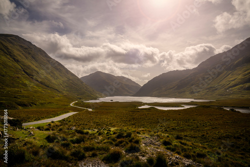 Doolough Valley, Ierland. Right next to the road stands a cross in memory of the victims of the 