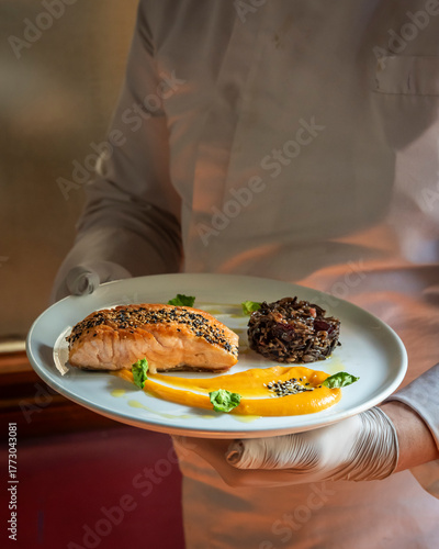 Salmón preparado por un cocinero en un restaurante
