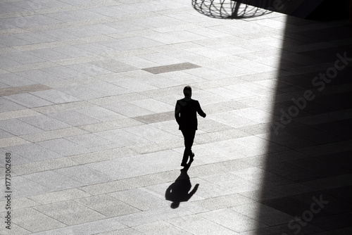 Ejecutivos charlando y entrando o saliendo de la oficina