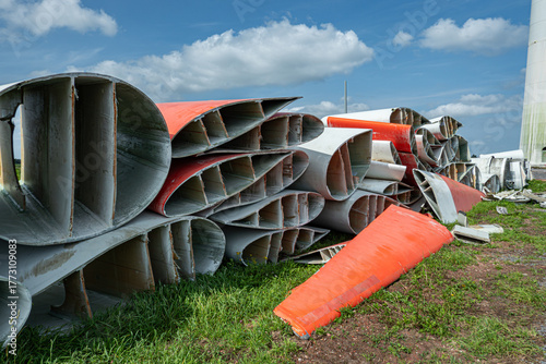 Windenergie - zerteilte Rotorenblätter eines Windrades warten auf ihren Abtransport zum Recycling.