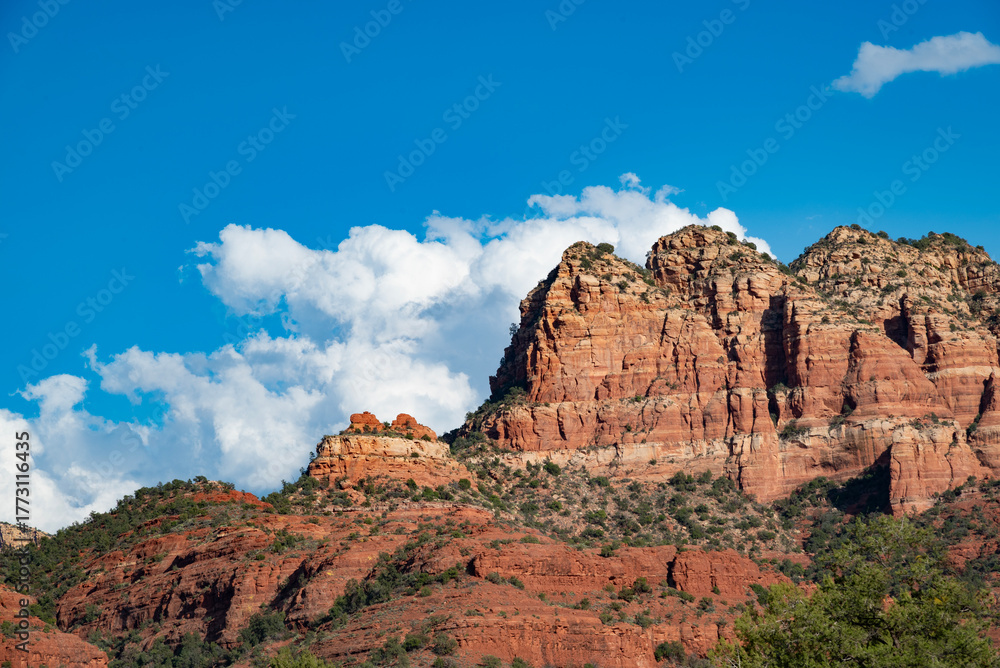 Fototapeta premium Sedona red rock bluff and clouds