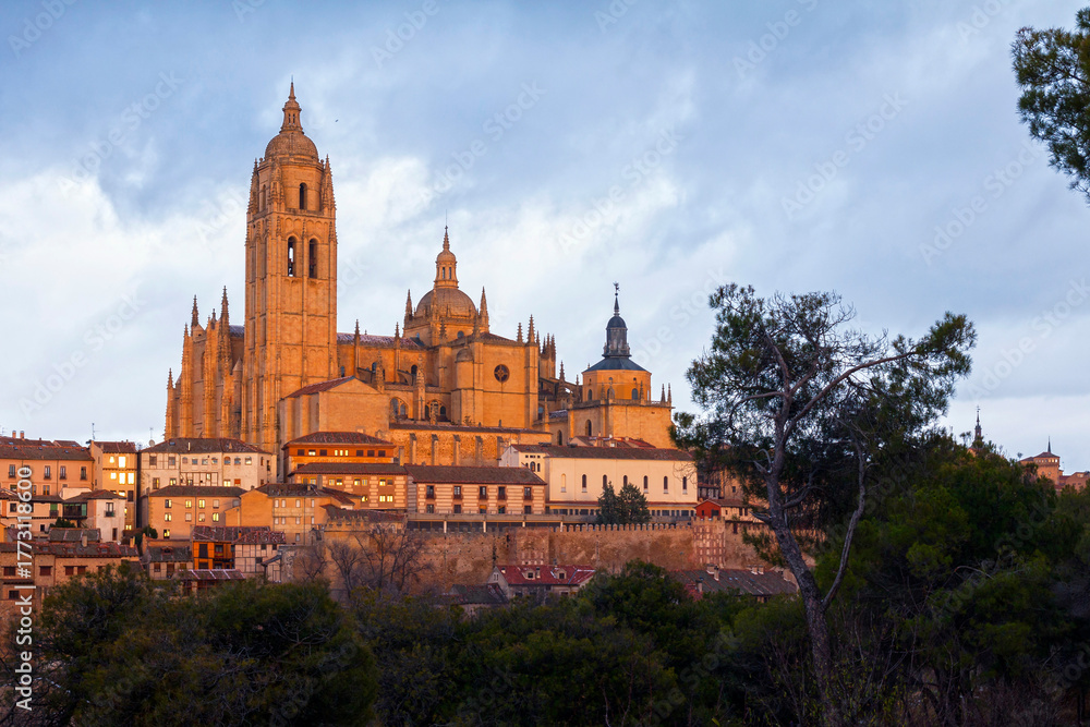 Fototapeta premium Catedral de Segovia y barrio de la Judería. Castilla León. España