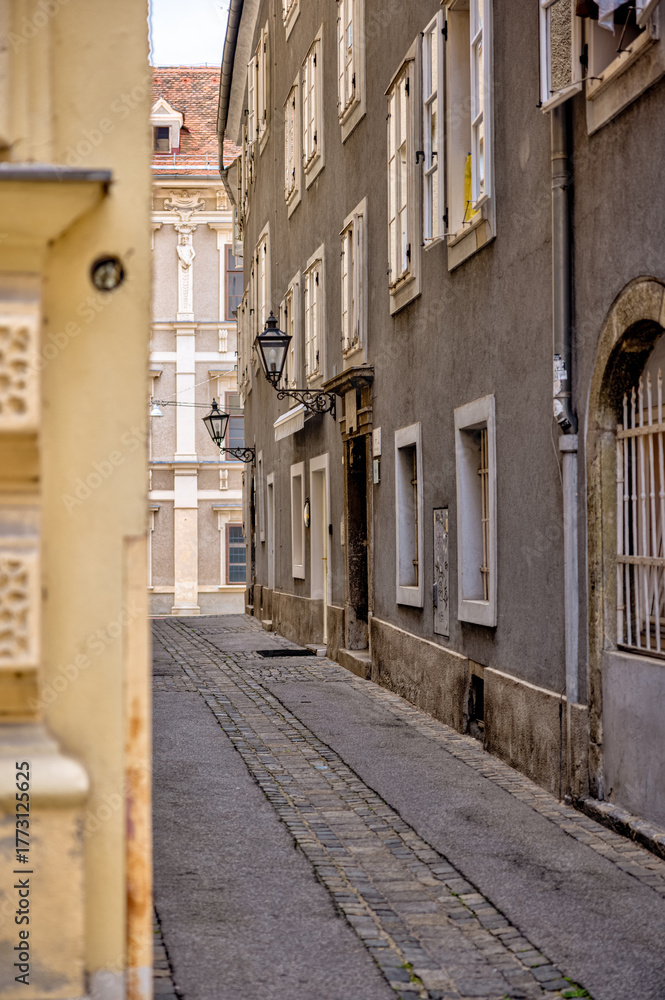 Obraz premium Historic Baroque and Renaissance façades in the old town of Graz, a UNESCO World Heritage Site known for its well-preserved architecture and vibrant city life. 