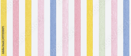 Sfondo a righe verticali con colori pastello tenui e texture leggera, ideale per design grafici.