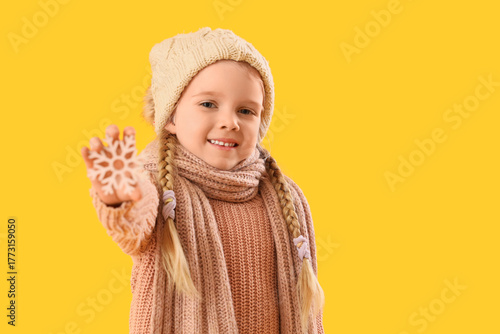 Cute little girl in winter ...