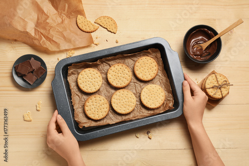 Child's hands holding bakin...