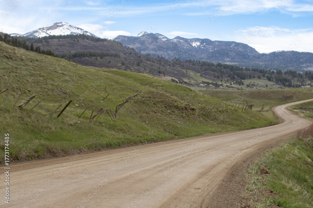 Fototapeta premium Colorado Backcountry Dirt Road and Mountain Landscape