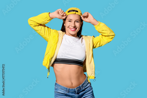 Female hip-hop dancer on bl...