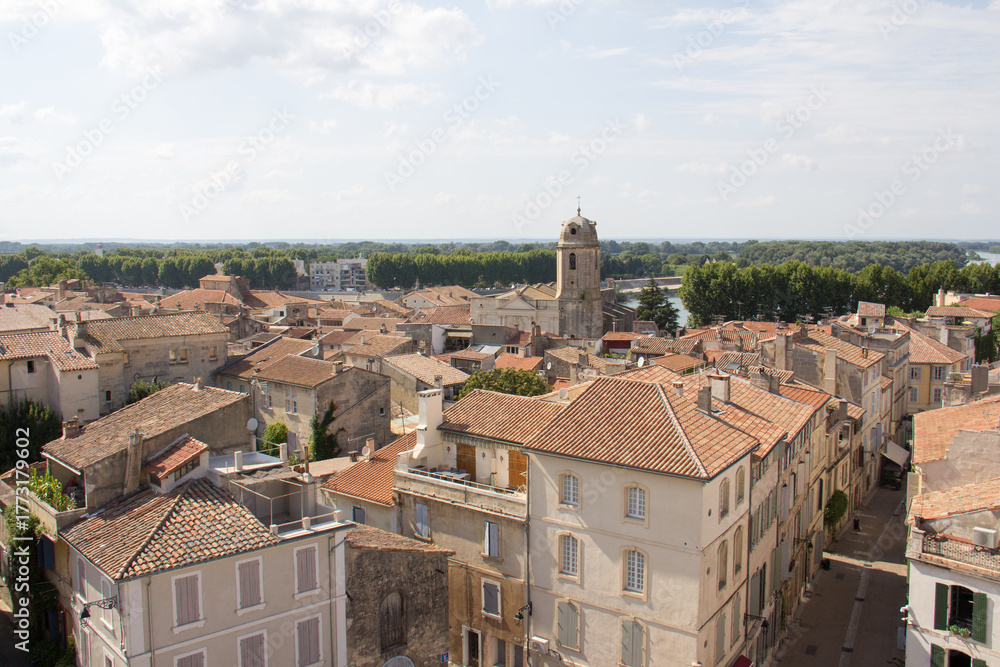 Φωτογραφία View of Saint-Julien Church in Arles and the city of Arles from the amphitheater