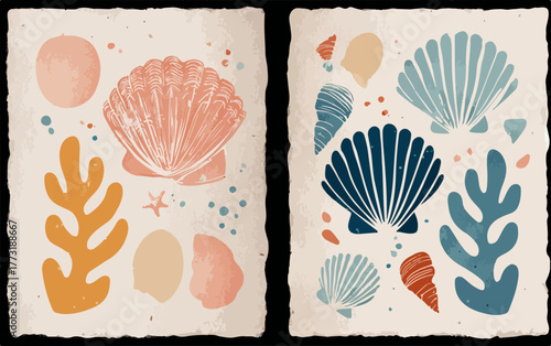 Ensemble de coquillages et d'algues dans un style artistique abstrait, parfait pour des décorations marines.