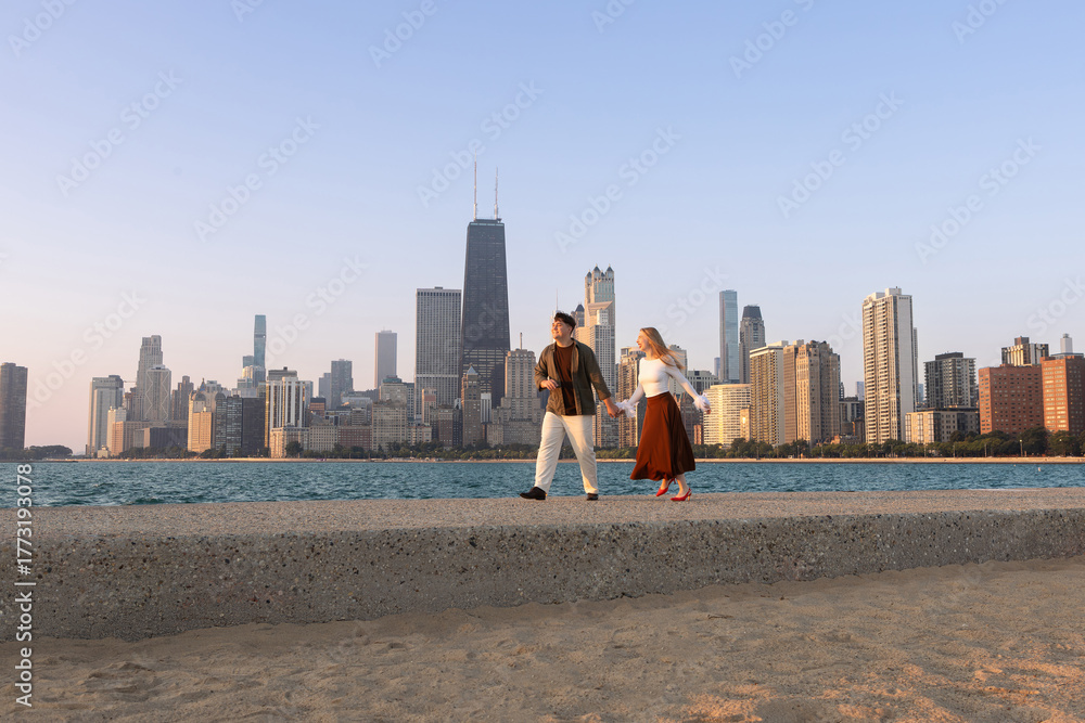 Obraz premium Mature couple love story photoshoot in Chicago lawn